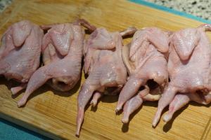 Start with freshly killed quails from the market. Clean them and pat dry with kitchen paper.