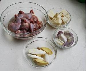 Clean and chop the quail into pieces; cut the winter bamboo shoots into chunks; chop the scallions and ginger.