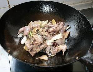 Heat peanut oil and butter in a pan, add scallions and ginger, and sauté until fragrant. Add the quail pieces and stir-fry until they are sealed.