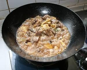 Add cooking wine, salt, soy sauce, pepper, star anise, bay leaves, sugar, bamboo shoots, and stock, then braise on low heat for 30 minutes.