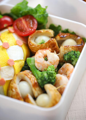 Preparing such a bento for your child during spring outings is sure to make other kids envious!