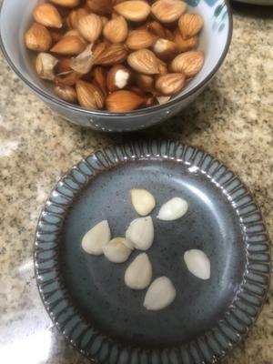 You can use almonds either peeled or unpeeled, but using a high-speed blender might create slight graininess. If you're sensitive to textures like Zhou Shen, who gets bothered by potato shreds, it's best to peel them.