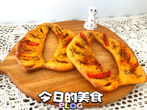 The finished bread is soft, crispy, and has a bit of chewiness. The sweet peppers are roasted to perfection, and the Italian herbs provide a gentle flavor. The overall sensation is refreshing and different from ordinary bread; it's delightful and delicious.