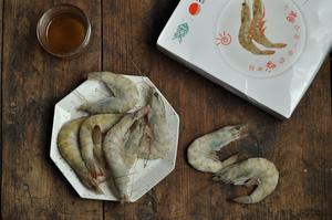 Take out the plump shrimp and let them thaw at room temperature.