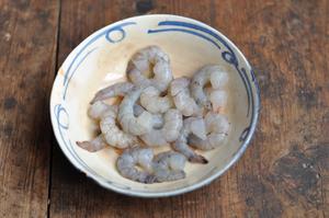 Peel the thawed shrimp. Since they are quite large, they can be sliced into halves for better flavor absorption.