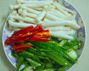 Clean and chop the green and red peppers, and the white jade mushrooms for later use