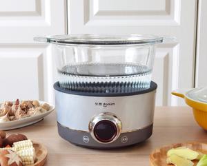 Fill the glass pot of the Dongling steam cooker with purified water up to the steam water line.