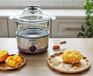 The Dongling steam pot features several functions besides steaming, including quick boiling, soup making, and fresh steaming. Today I plan to prepare a mango and white fungus dessert, perfect for the dry autumn season as mango, lotus, and white fungus nourish the skin and help clear the lungs.