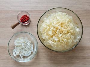 Prepare the ingredients, soaking the white fungus and lotus for at least 2 hours.