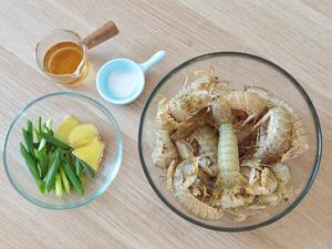 Now is the best season to indulge in mantis shrimp, which are plump and flavorful. A simple steam will reveal their natural, fresh taste. I’m trying to use the Dongling steam pot's fresh steam function for the mantis shrimp.