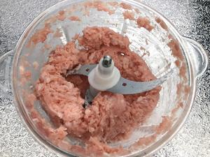 Put the lean meat into a blender and grind it into a paste. (Since we have small children at home, I prefer to grind it, but chopping it finely with a knife would make it more flavorful.)