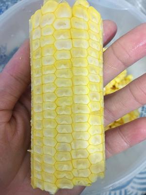 Remove the corn silk from the corn, wash it, and cut it in half. Stand one half up and slice off the kernels along the grain.