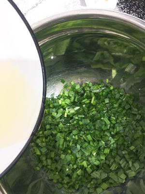 Add the cooled garlic oil and mix well to keep the chives vibrant green.