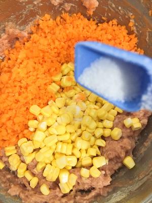 To the remaining meat mixture, add the chopped carrots and corn kernels, a small spoonful of salt for seasoning, and mix well in one direction.