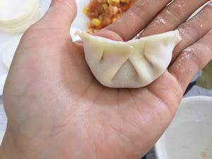 Dumpling shaped like a 'yuanbao' (gold ingot).