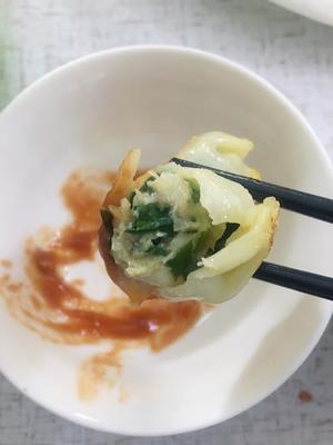 Shrimp, chive, and meat dumplings are my favorite. Pan-frying them brings out their fragrant aroma, complemented by the sweetness of the shrimp, creating a delightful taste.