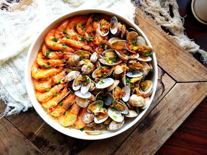 Garlic Vermicelli Steamed Seafood (Garlic Vermicelli Steamed Prawns and Clams)