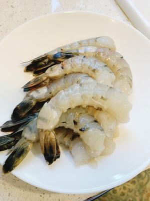 Let's make tempura shrimp together 😊: I used 12 tiger prawns, shelled but leave the tails.