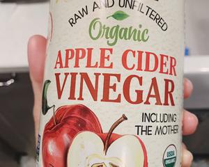 I used this type of apple cider vinegar. I looked it up, and you can find it on Taobao. It's called Bragg's Organic Apple Cider Vinegar (not concentrated syrup apple cider vinegar) 😊. The vinegar helps to make the tempura batter less greasy; the coating will be puffed and crispier!