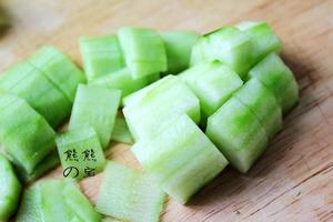 Peel the cucumber and cut it into small pieces.