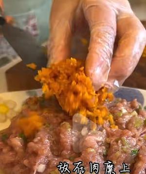 10. Place salted egg yolks on the minced meat, without fully mixing; just a bit of meat with a bit of egg yolk, then wrap!