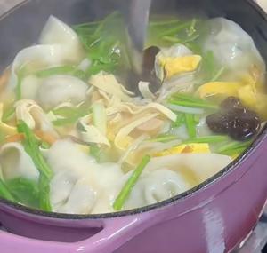 19. For the chicken soup wontons: Cook chicken broth, then add wood ear mushrooms, daylily, bean sprouts, thick tofu shreds, egg crepes, luncheon meat, greens, salt, beef powder, and the boiled wontons! Finally, add pepper, sesame oil, chili oil, and chopped chives!