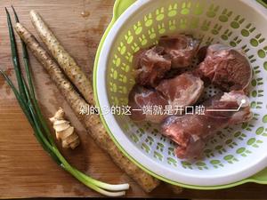 Prepare the ingredients. Be sure to chop the soup bone from both ends, leaving a complete section in the middle. Chop one side more and the other side less, forming a bottle-like shape. This way, when you stew it, you can sip the marrow through the opening with a straw. How lovely is that?