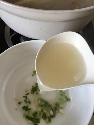 Scoop a ladle of broth and pour it in to enhance the fragrance of the onions.