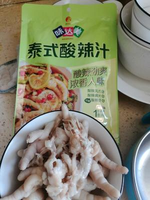 After blanching the chicken feet for ten minutes and letting them rest for five minutes, remove them and rinse with cold water. Cut off the bones and halve them. At this point, the chicken feet will be quite tender; if you prefer a firmer texture, you can reduce the blanching time.