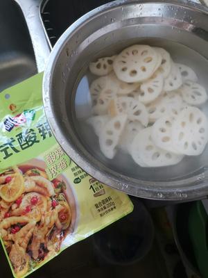 After boiling the lotus root slices for ten minutes, rinse them with cold water. Do the same for the large shrimp after they are cooked.