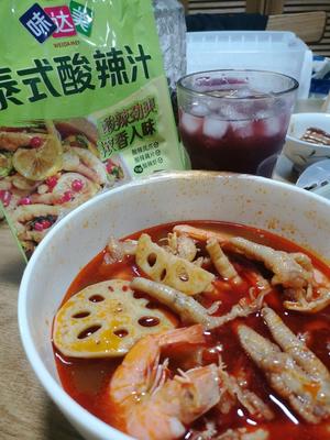 Finally, serve it with iced sour plum soup. It's incredibly delicious, and the lotus root slices are even tastier than the chicken feet.