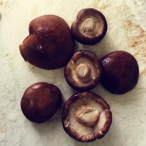 Clean 6 shiitake mushrooms thoroughly.