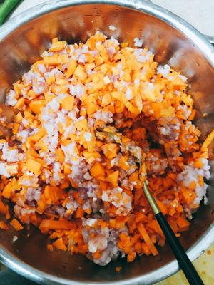 Chop the carrots finely. The meat can be ground at the butcher's or you can chop it finely yourself.