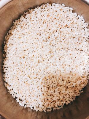 Soak the glutinous rice for a while.