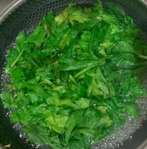 Boil water in a pot, add the celery leaves, and blanch for 1 minute before removing.