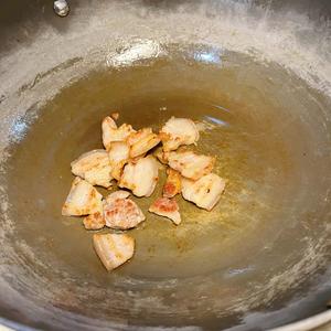 Leave some oil in the pan, then add sliced pork belly. Cook over medium-low heat until both sides are golden brown.