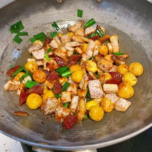 Pour in the previously stir-fried chestnuts and taro, and mix well.