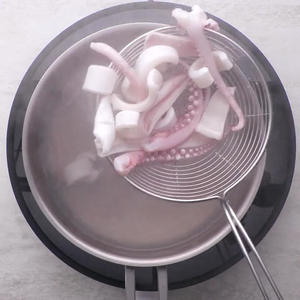 Bring water to a boil and quickly add the prepared squid. Remove the squid as soon as it curls up.