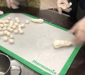 Roll the mixture into small balls.