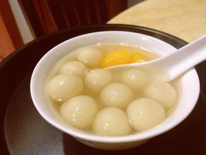 Bring sugar water to a boil, add the balls, and once the water boils again and the dumplings float, they are ready.