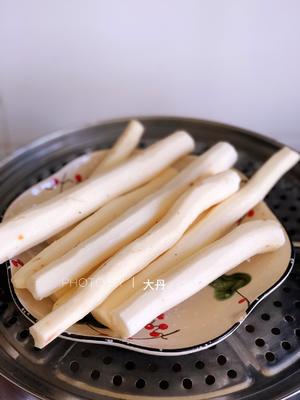 Steam the peeled yams in a pot for about 15 minutes.