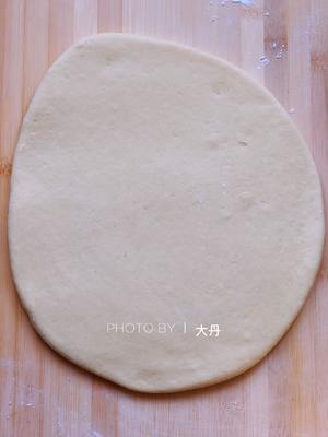 Without kneading, roll the dough out into a sheet about 1cm thick.