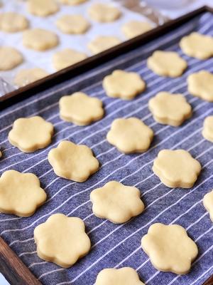 Place the cut pancakes in molds and cover with plastic wrap for fermentation.