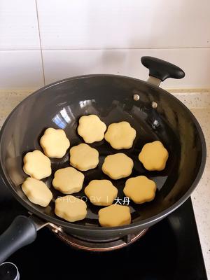 Wipe a little oil on the pan, ensuring the bottom has no excess oil, and place the risen pancakes in the pan.