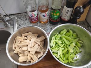 Prepare all the ingredients. Soak the dried tofu in cold water and cut it into small sections. Clean and chop the celery into small pieces and set aside.