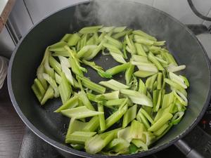 Add the celery to the pan and stir-fry over high heat.