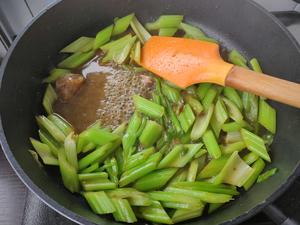 Add two tablespoons of broth and continue to stir-fry for 1-2 minutes.