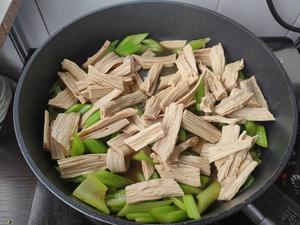 Drain the soaked dried tofu and add it to the pan.