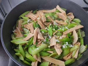 Finally, sprinkle a little sea salt and chopped scallions, mix gently, and it’s ready to serve.