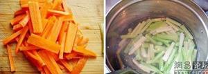 Wash and slice the celery and carrot, then blanch them separately in boiling water for half a minute. Remove and cool them in cold water, then drain.